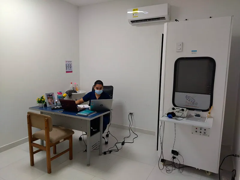 Consultorio con cabina de audiometría