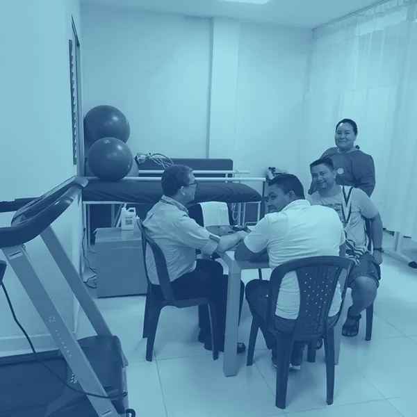Sesión de rehabilitación en la sala de terapias de IPS CRIL