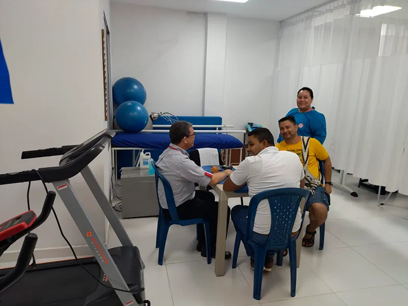 Sala de rehabilitación con caminadora y balones